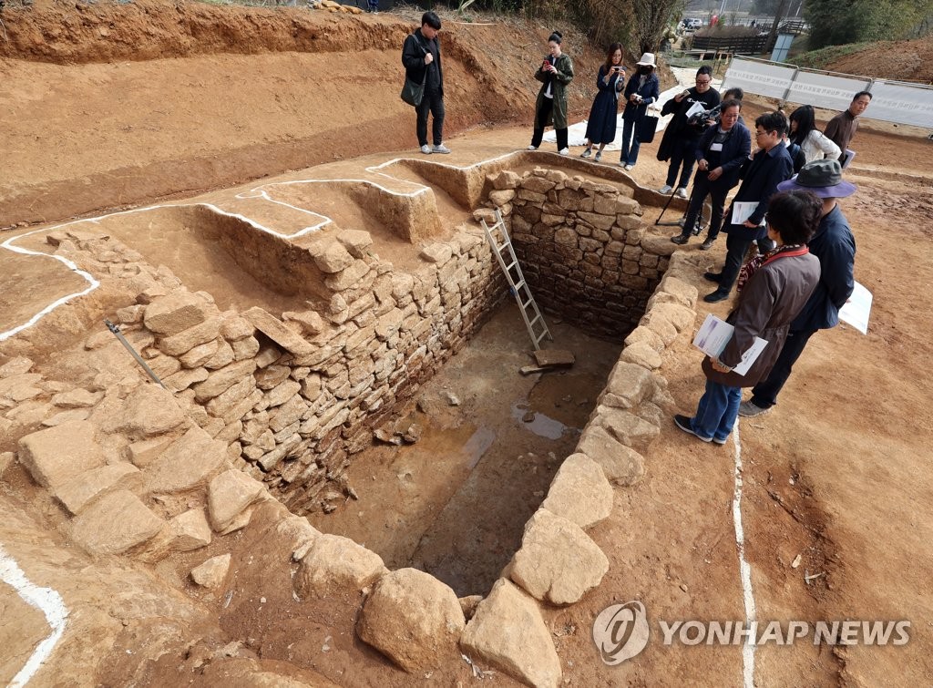 저온저장고 설명하는 전북문화재연구원