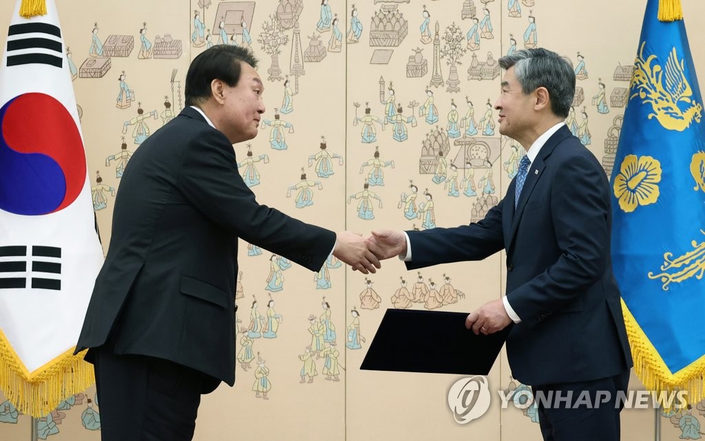 인사하는 윤석열 대통령과 조태용 신임 국가안보실장