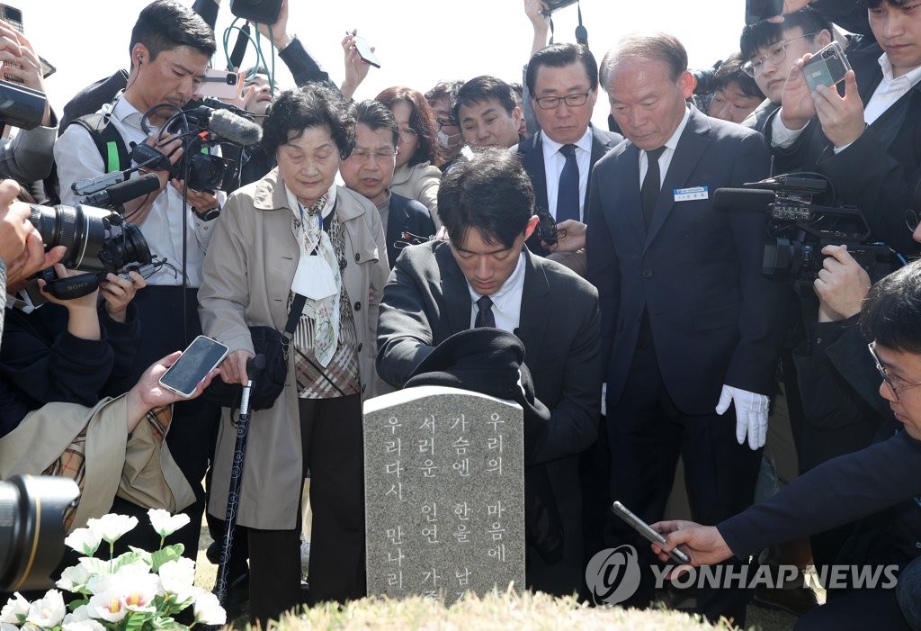 고 문재학 열사 묘역 참배하는 전우원 씨