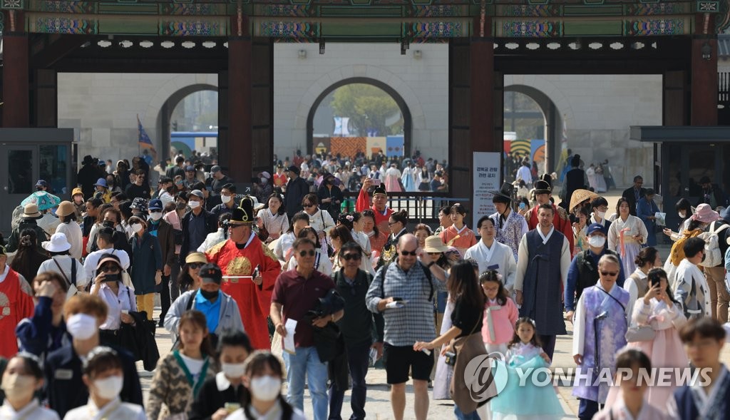 화사한 4월 첫날, 붐비는 경복궁