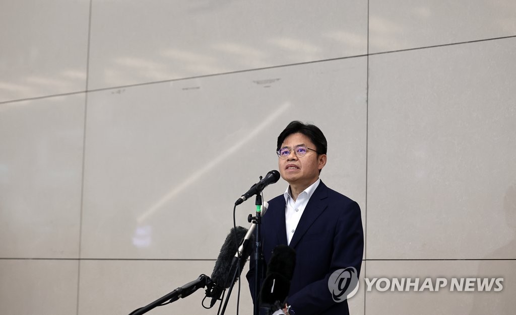 취재진 질문 답하는 유국희 단장