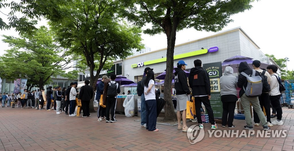 주말 아침 위스키 할인행사 찾은 시민들