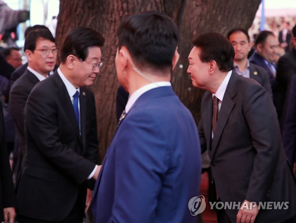 봉축법요식에서 만난 윤석열 대통령과 이재명 대표