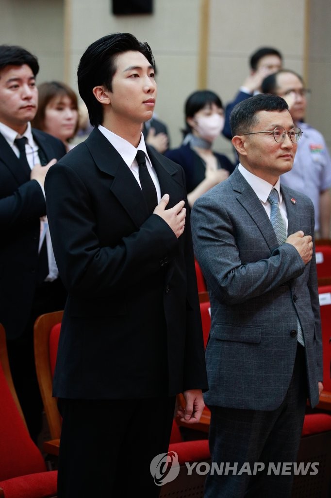 국기에 경례하는 방탄소년단 RM·이근원 단장