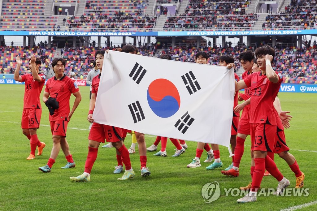 South Korean players hold up their national flag, Taegeukgi, to celebrate their 1-0 victory over Nigeria in the quarterfinals at the FIFA U-20 World Cup at Santiago del Estero Stadium in Santiago del Estero, Argentina, on June 4, 2023. (Yonhap)