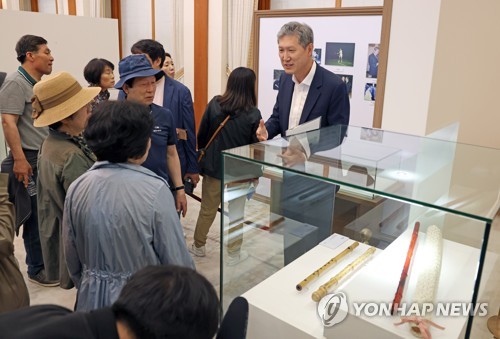 노재헌 원장, 청와대 개방 1주년 기념전시 방문