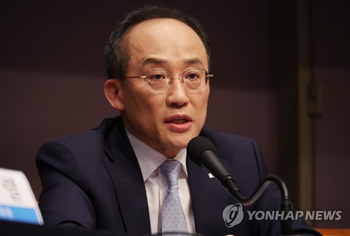 질문에 답하는 추경호 부총리
