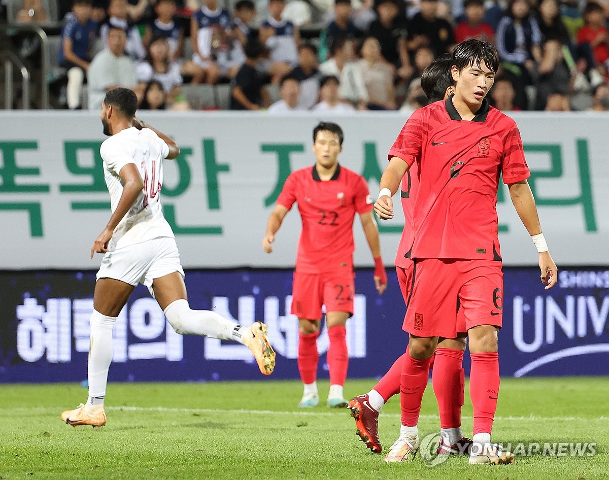 South Korean players (in red) react to a goal by Qatar during the teams' Group B match in the qualification tournament for the 2024 Asian Football Confederation U-23 Asian Cup at Changwon Football Center in the southeastern city of Changwon on Sept. 6, 2023. (Yonhap)