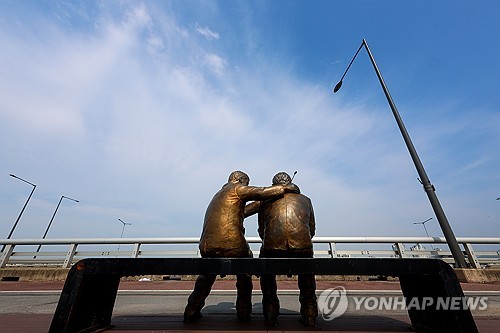 서울 마포대교에 설치된 '한 번만 더' 동상