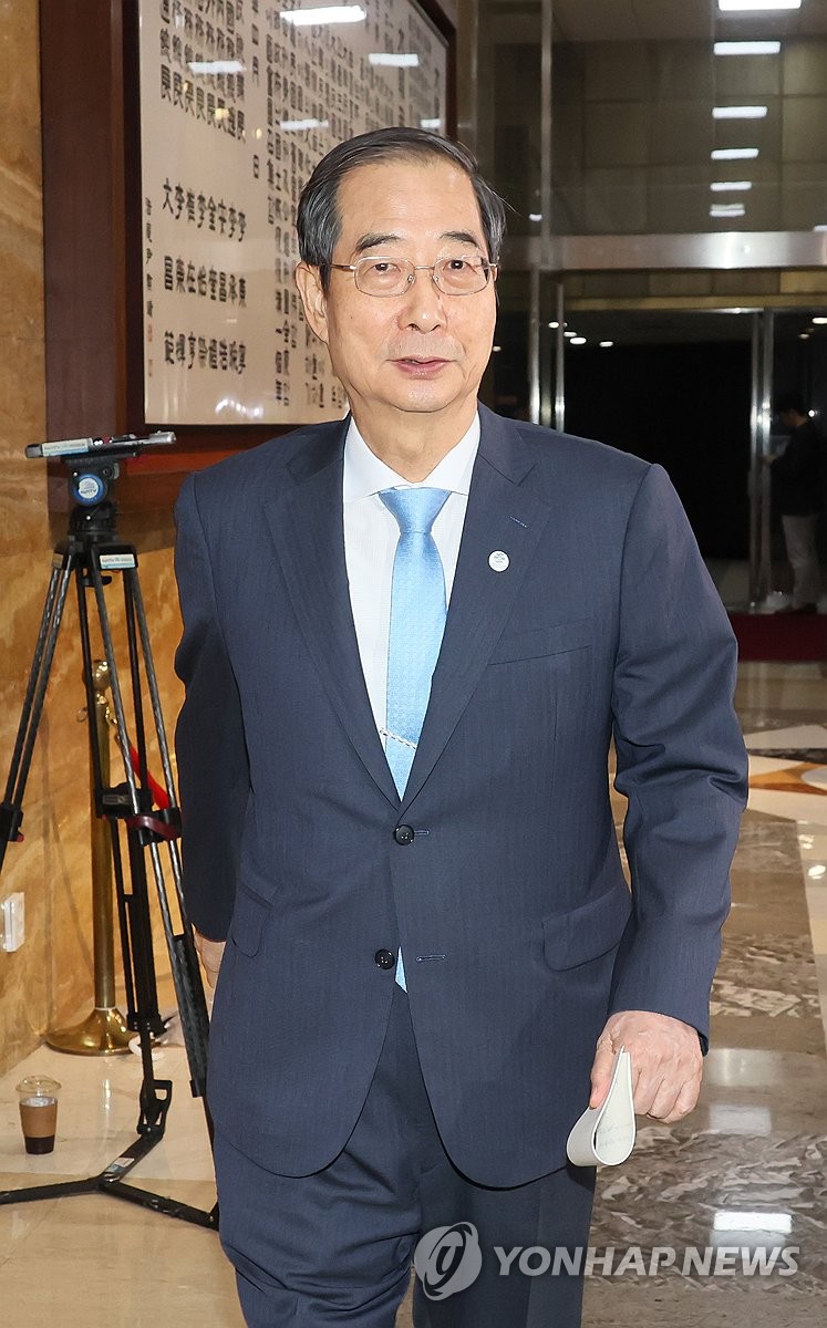 본회의장 나서는 한덕수 국무총리