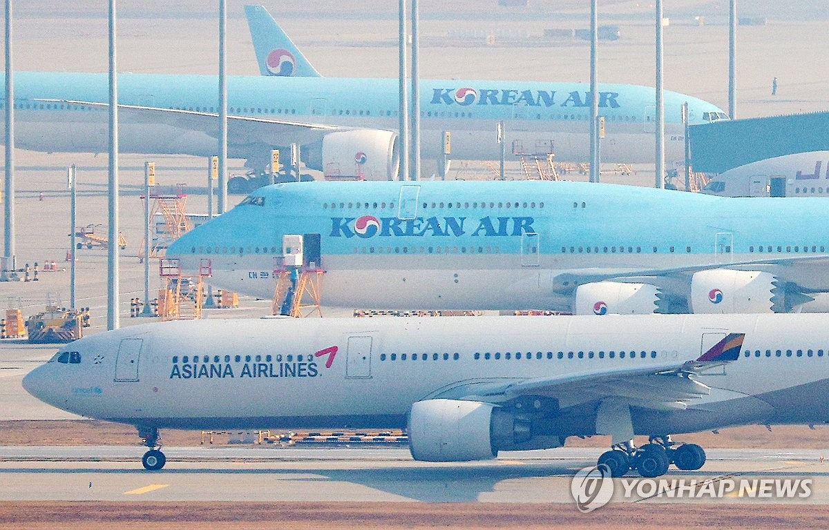 Aircrafts of Korean Air and Asiana Airlines are parked at Incheon International Airport, west of Seoul, on Oct. 30, 2023. (Yonhap)