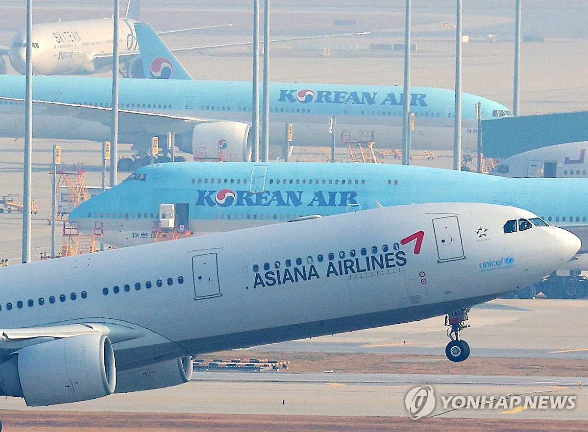 An Asiana Airlines aircraft takes off at Incheon International Airport, west of Seoul, on Oct. 30, 2023. (Yonhap)