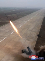 الزعيم الكوري الشمالي يشرف على تجربة إطلاق قذائف راجمة صواريخ متعددة جديدة