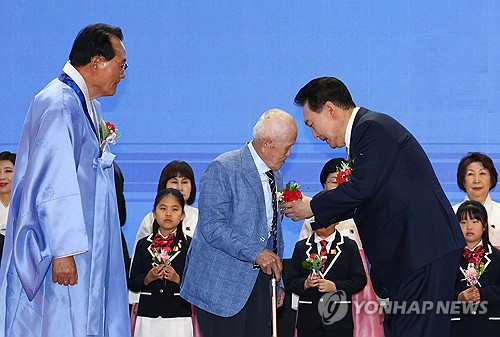 尹, 현직대통령 첫 어버이날 기념식 참석…"효도하는 정부"