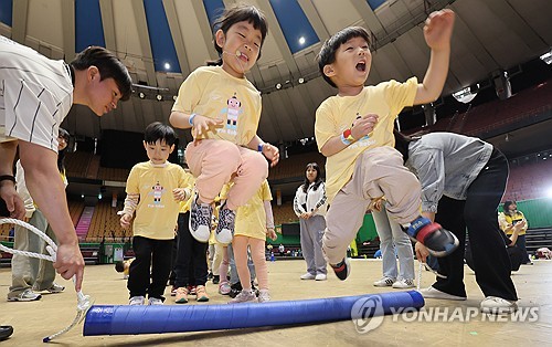 '신나게 점프 점프!'…잠실 실내체육관 '서울유아체육대축전'