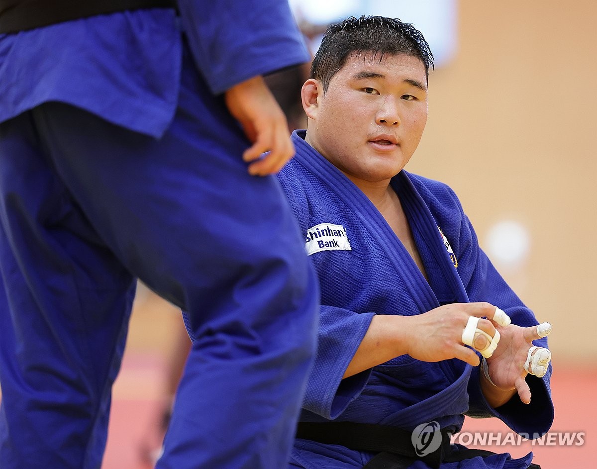 잠시 숨 고르는 김민종