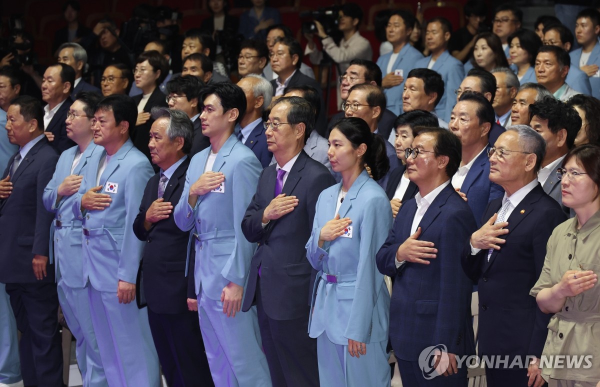 국기에 경례하는 한덕수 국무총리