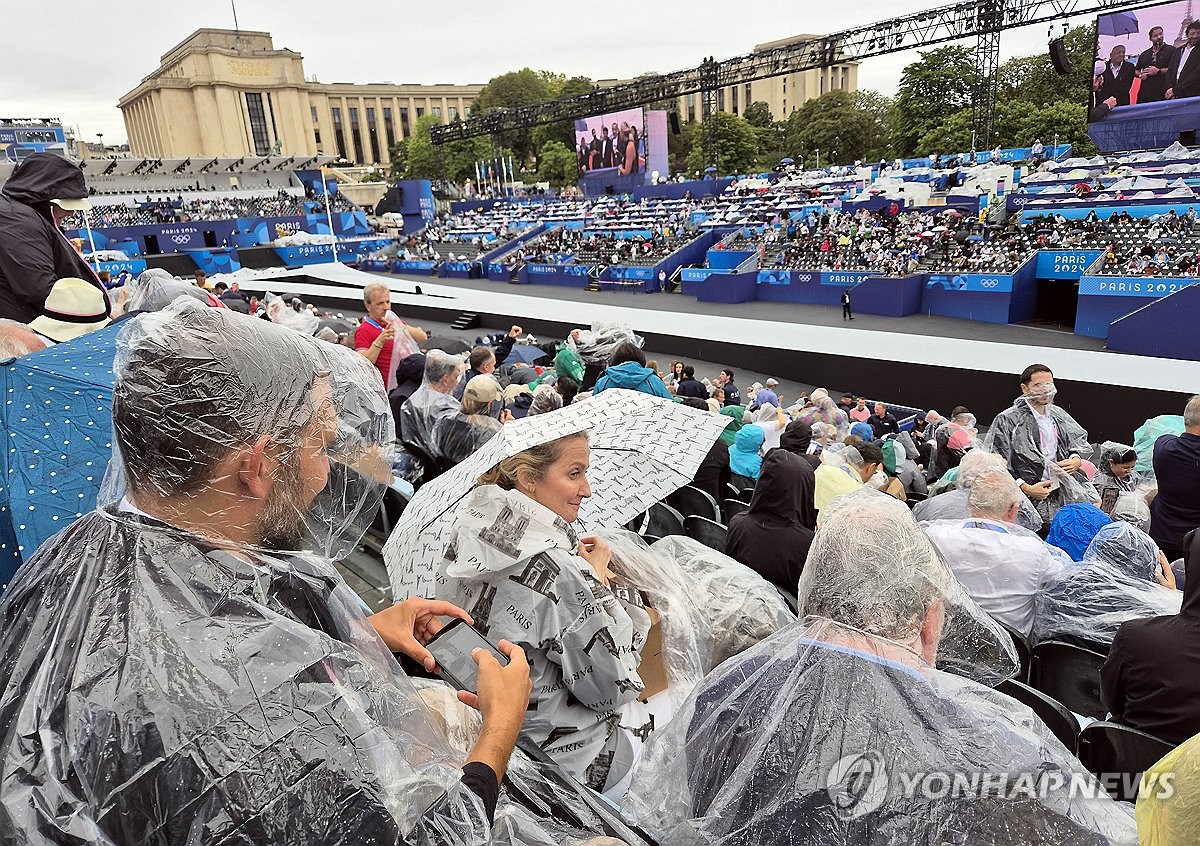 파리올림픽 개회식 앞두고 내리는 비