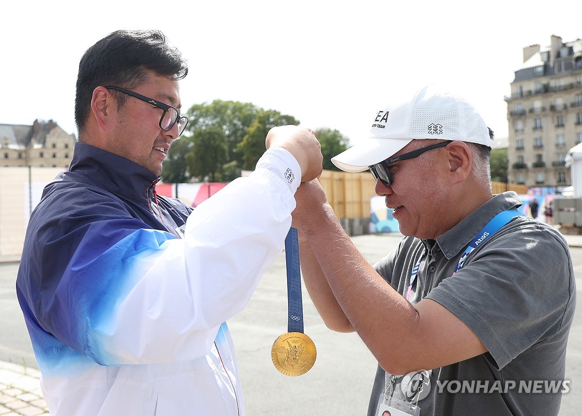 정의선 현대차 회장에게 금메달 걸어주는 김우진