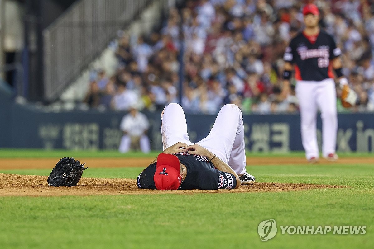 Kia Tigers starter Eric Stout stays on the ground in pain after throwing a pitch against the Doosan Bears during a Korea Baseball Organization regular-season game at Jamsil Baseball Stadium in Seoul on Sept. 19, 2024. (Yonhap)