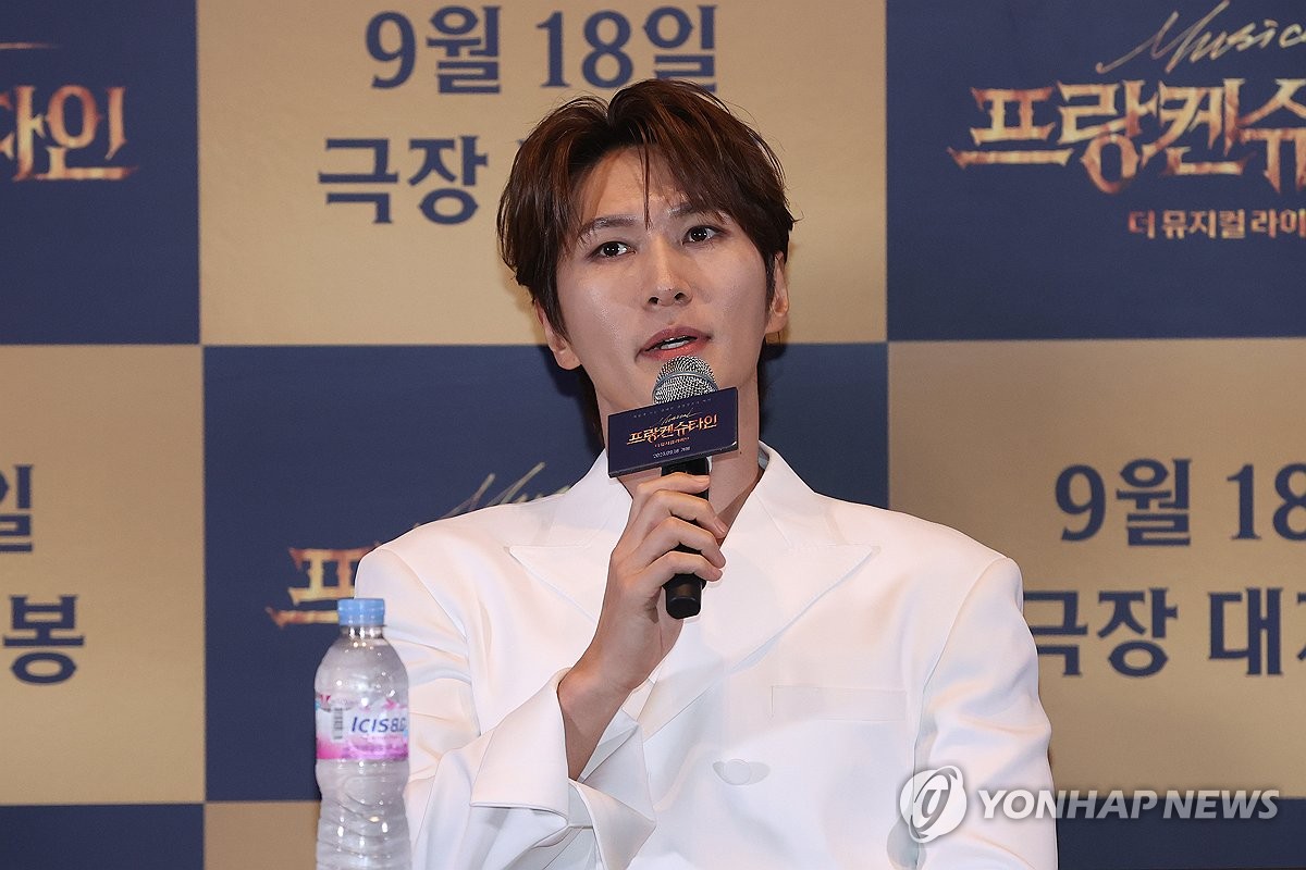 인사말하는 박은태