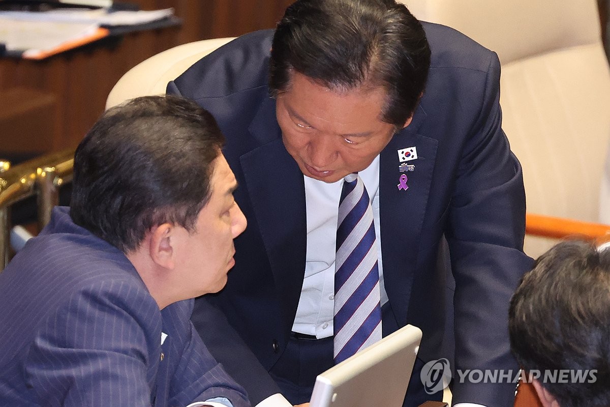 김병기 원내대표와 대화하는 정청래 대표