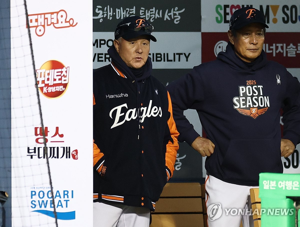 경기 지켜보는 김경문 감독