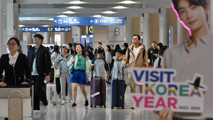 '한국방문의해'…인천공항으로 입국하는 관광객들