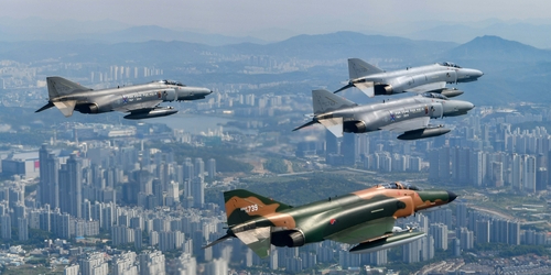 [르포] 하늘의 도깨비 '팬텀' 고별 국토순례…'후배 전투기' KF-21 동행