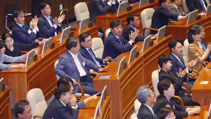 '전자투표 방법 설명 듣는 의원들'…국회 초선의원 의정연찬회