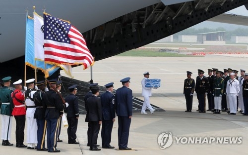(جديد)وصول طائرة أمريكية تقل رفات الجنود الأمريكيين من كوريا الشمالية، الى قاعدة أوسان الجوية - 1