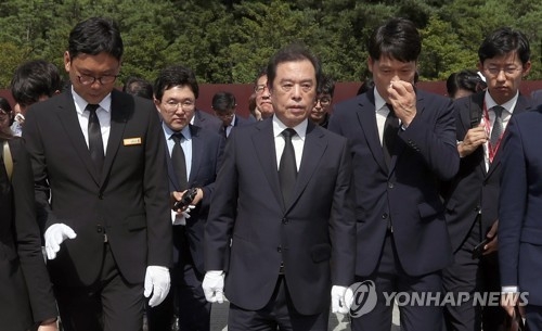 رئيس المعارضة المحافظة الجديد في كوريا الجنوبية يشيد بالرئيس اللبرالي الراحل روه - 1