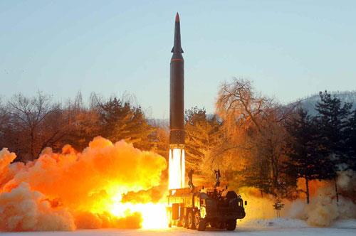كوريا الشمالية تزعم اختبار إطلاق صاروخ يفوق سرعة الصوت وأصاب الهدف على بعد 700 كيلومتر
