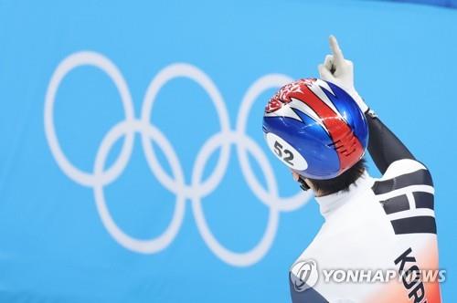 السفير الصيني لدى سيئول يهنئ المتزلج الكوري الجنوبي الفائز بالميدالية الذهبية في أولمبياد بكين - 1