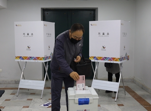 الكوريون المقيمون في مصر يدلون بأصواتهم في الانتخابات الرئاسية الكورية مع بدء عملية التصويت بالخارج