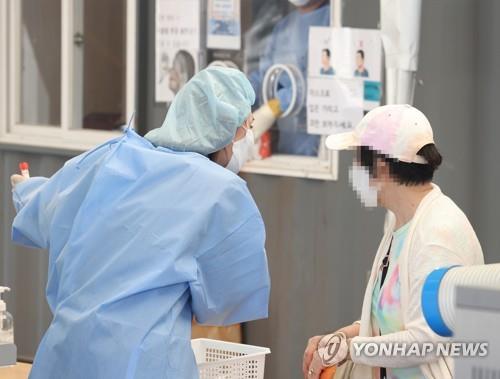 انخفاض حالات الإصابة الجديدة بكوفيد-19 في كوريا الجنوبية الى أقل من 20 ألفا لأول مرة منذ 6 أيام - 1