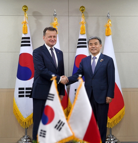 وزيرا دفاع كوريا الجنوبية وبولندا يناقشان التعاون في صناعة الأسلحة والأمن الإقليمي