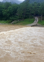 غرق الجسر يسبب عزل نحو 100 من المخيمين في كانغ رونغ
