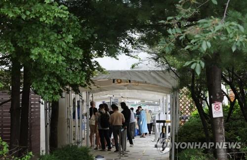 حالات الإصابة الجديدة بكورونا في كوريا الجنوبية تظل فوق 110 آلاف حالة