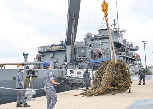 القوات البحرية تنفذ عملية إزالة النفايات البحرية