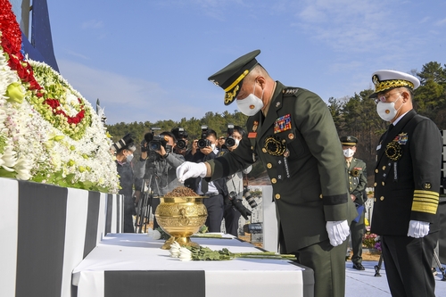 سلاح مشاة البحرية يكرم ذكرى جنديين قتلا في هجوم مدفعي من كوريا الشمالية في 2010