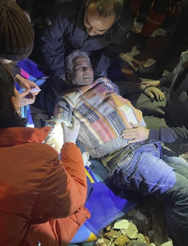 (زلزال تركيا) فريق الإنقاذ الطارئ الكوري ينقذ رجل سبعيني - 1