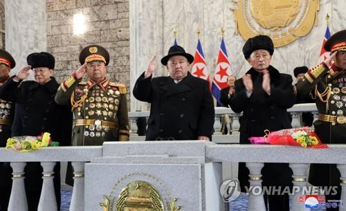 (جديد 2) الزعيم الكوري الشمالي يحضر العرض العسكري الأخير حيث تم الكشف عن صواريخ باليستية عابرة للقارات