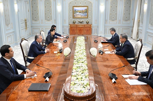 وزير الخارجية يلتقي برئيس ووزير خارجية أوزبكستان لمناقشة سبل تعزيز سلاسل التوريد في المعادن الرئيسية