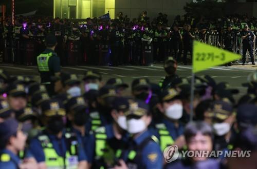 الشرطة تحظر التجمعات والمظاهرات من منتصف الليل حتى الساعة 6 صباحا