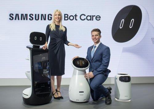 三星电子当地时间1月7日在拉斯维加斯展出Samsung Bot系列和穿戴式步行辅助机器人。（三星电子供图）