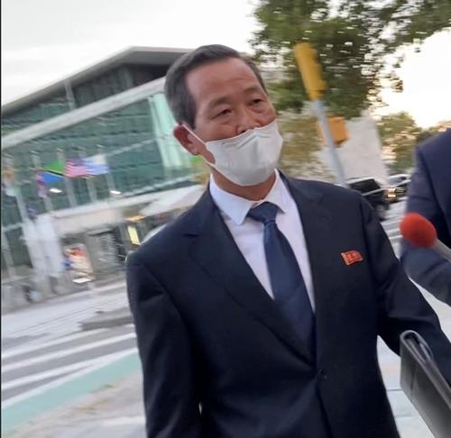 资料图片：当地时间9月27日，朝鲜常驻联合国代表金星在第76届联合国大会结束后走出联合国大楼。 韩联社
