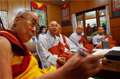 Dalai Lama meets with some 10 members of a South Korean Buddhist group at the Dalai Lama's residence in Dharamshala, northwestern India on Aug. 30, 2016. The photo was released by the South Korean committee pushing for the Dalai Lama's South Korean visit.