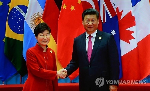 President Park Geun-hye shakes hands with her Chinese counterpart Xi Jinping at the summit of the Group of 20 leading economies in Hangzhou, eastern China, on Sept. 4, 2016. (Yonhap)
