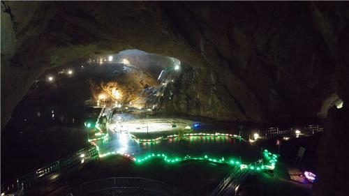 This photo shows the interior of Hwanseon Cave in Samcheok on Aug. 23, 2016. (Yonhap)